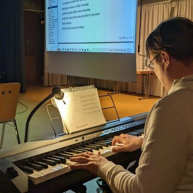 das neue E-Piano findet auch beim „Singen für Alle“ großen Anklang